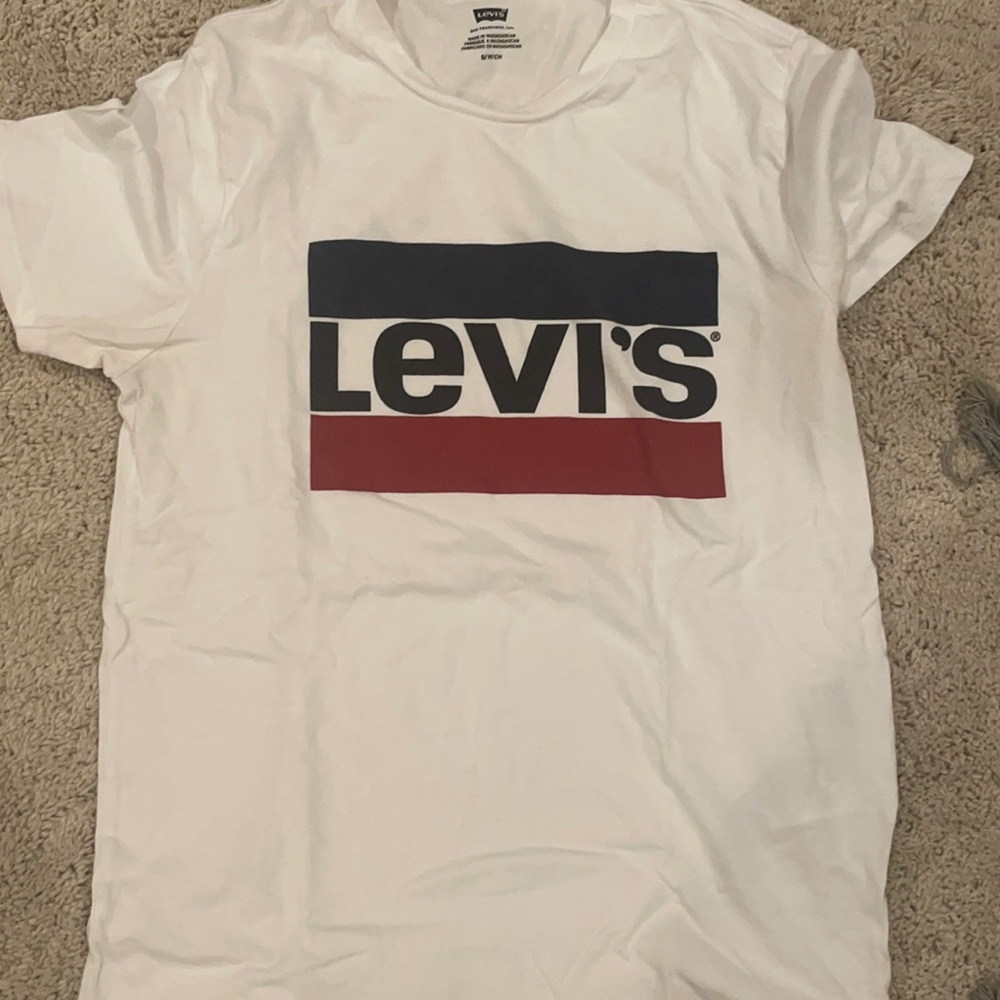 Levi’s white tee